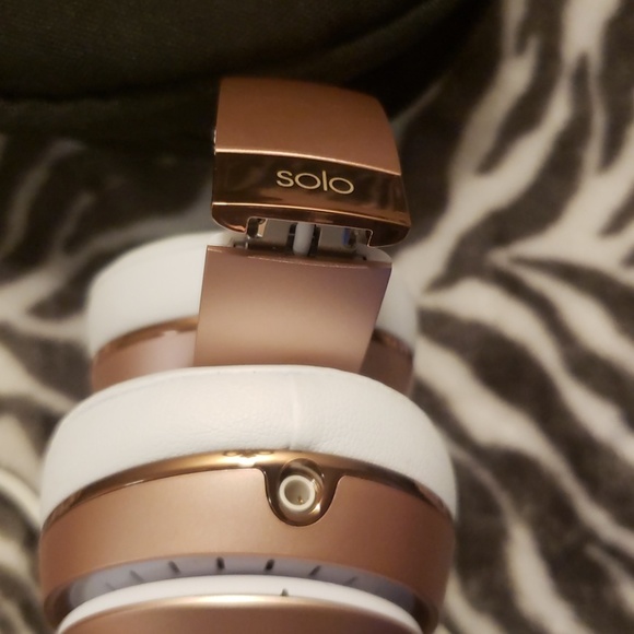 Gently use Rose Gold beats solo 3 - Picture 5 of 8